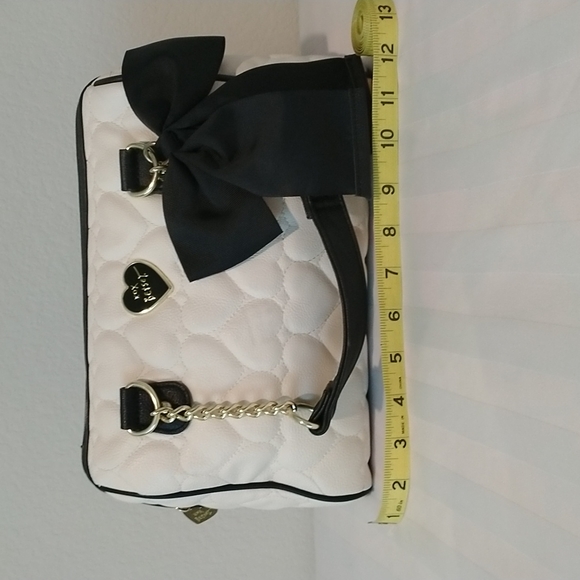 XOX BETSY JOHNSON PURSE Cream, Black, and Gold Heart Bag. - Picture 7 of 14